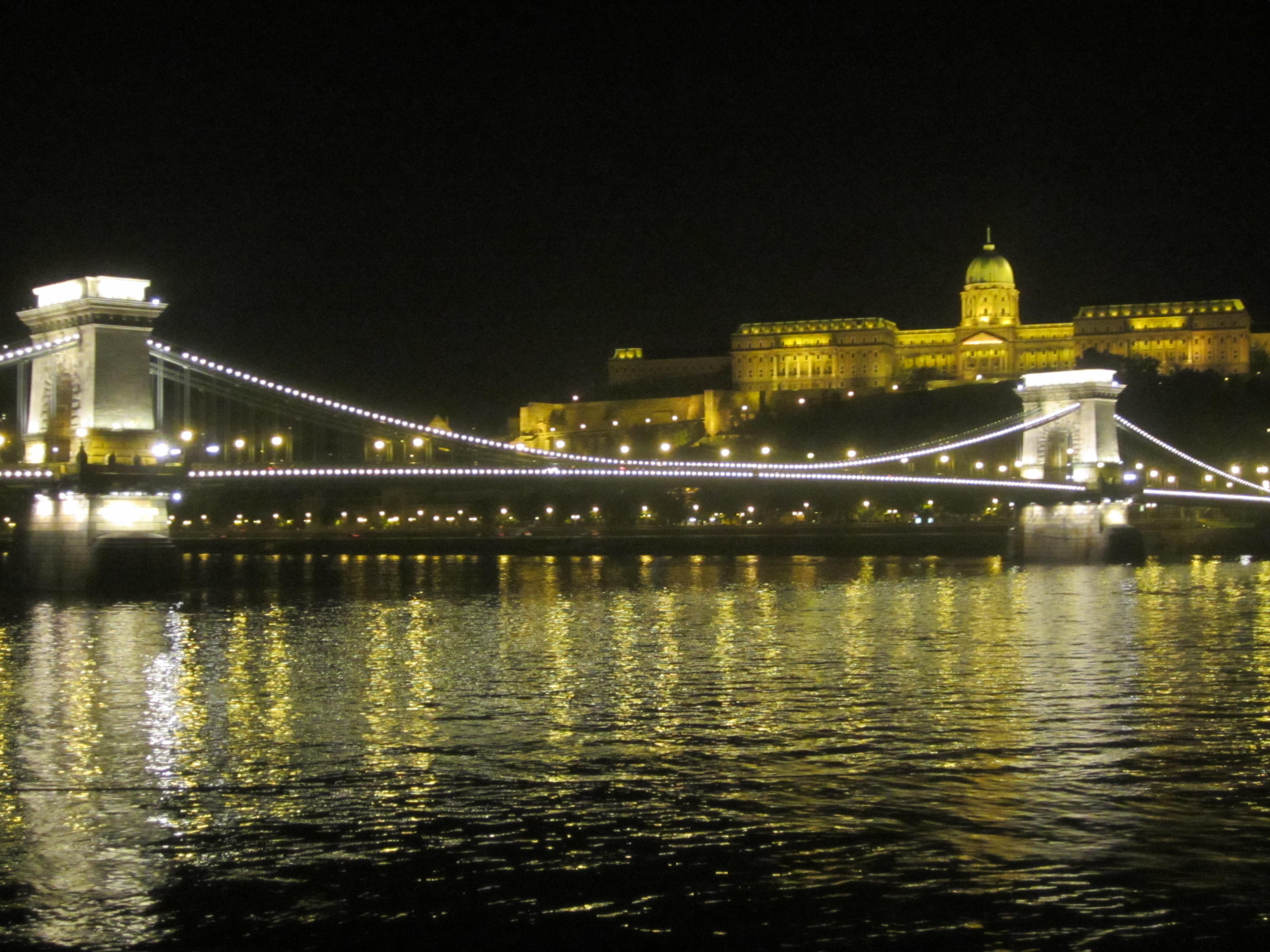 Chain Bridge at night. Budapest, Hungary